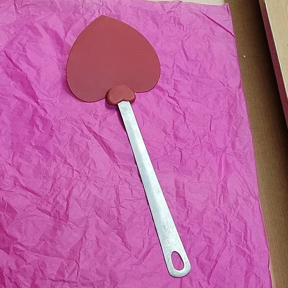 18 piece metal‎ Valentines Day/wedding cookie cutters plus heart spatula
